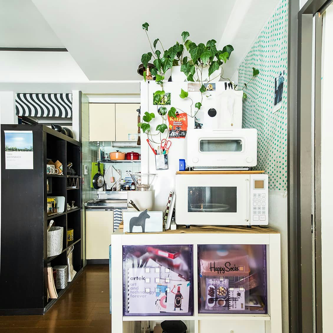 Ikeaのオープンシェルフを間仕切りに 1ldk 賃貸インテリアの工夫 北欧 暮らしの道具店 Ikeaのオープンシェルフを間仕切りに 1ldk 賃貸インテリアの工夫 北欧 暮らしの道具店