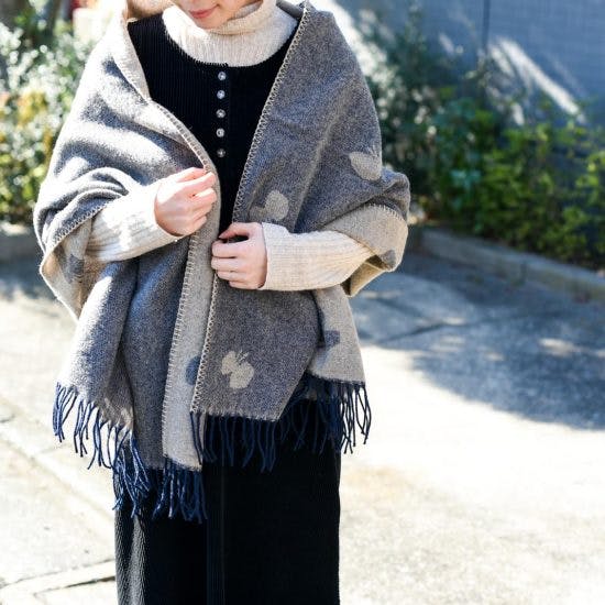ぐるぐる巻いたり 羽織ったり ぽかぽかショールで冬対策もばっちり 北欧 暮らしの道具店