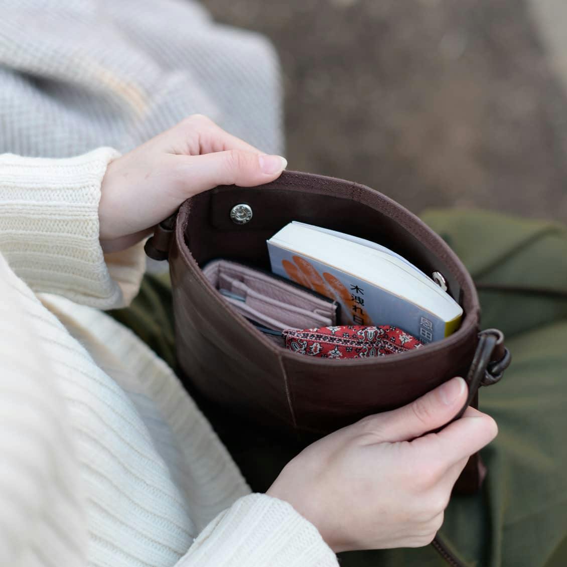 スタッフの愛用品】選んで良かった、初めてのサコッシュ！自分