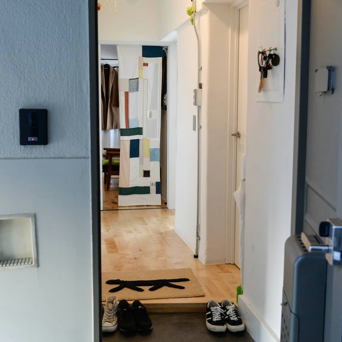 悩み解消 玄関は狭いけど 靴収納にデッドスペース活用するアイデア 北欧 暮らしの道具店
