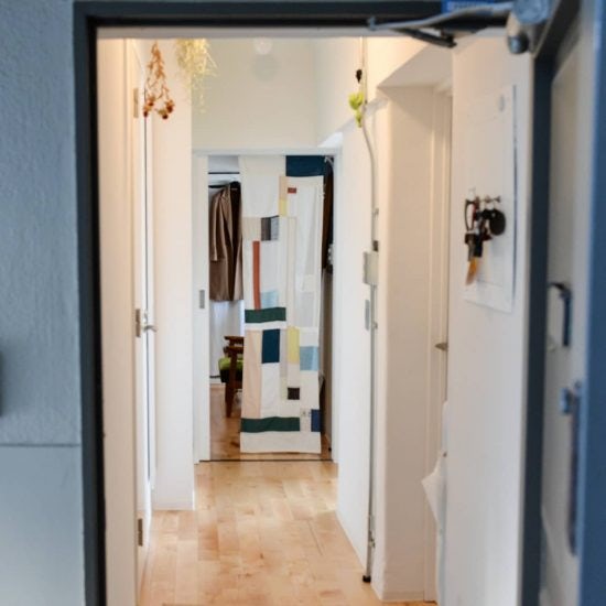 悩み解消！玄関は狭いけど、靴収納にデッドスペース活用するアイデア 北欧、暮らしの道具店