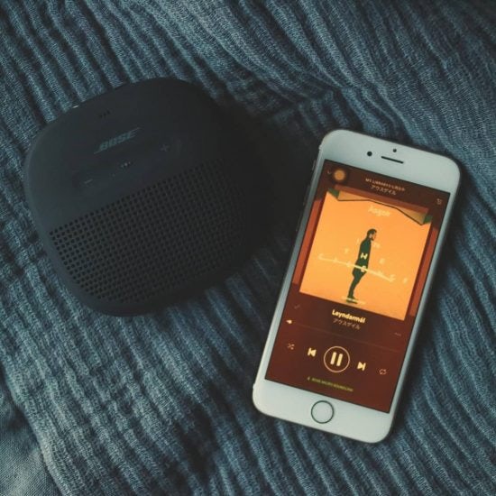 電気を消して音楽を聴く Boseのスピーカーで始めるお風呂の新習慣 北欧 暮らしの道具店 電気を消して音楽を聴く Boseのスピーカーで始めるお風呂の新習慣 北欧 暮らしの道具店