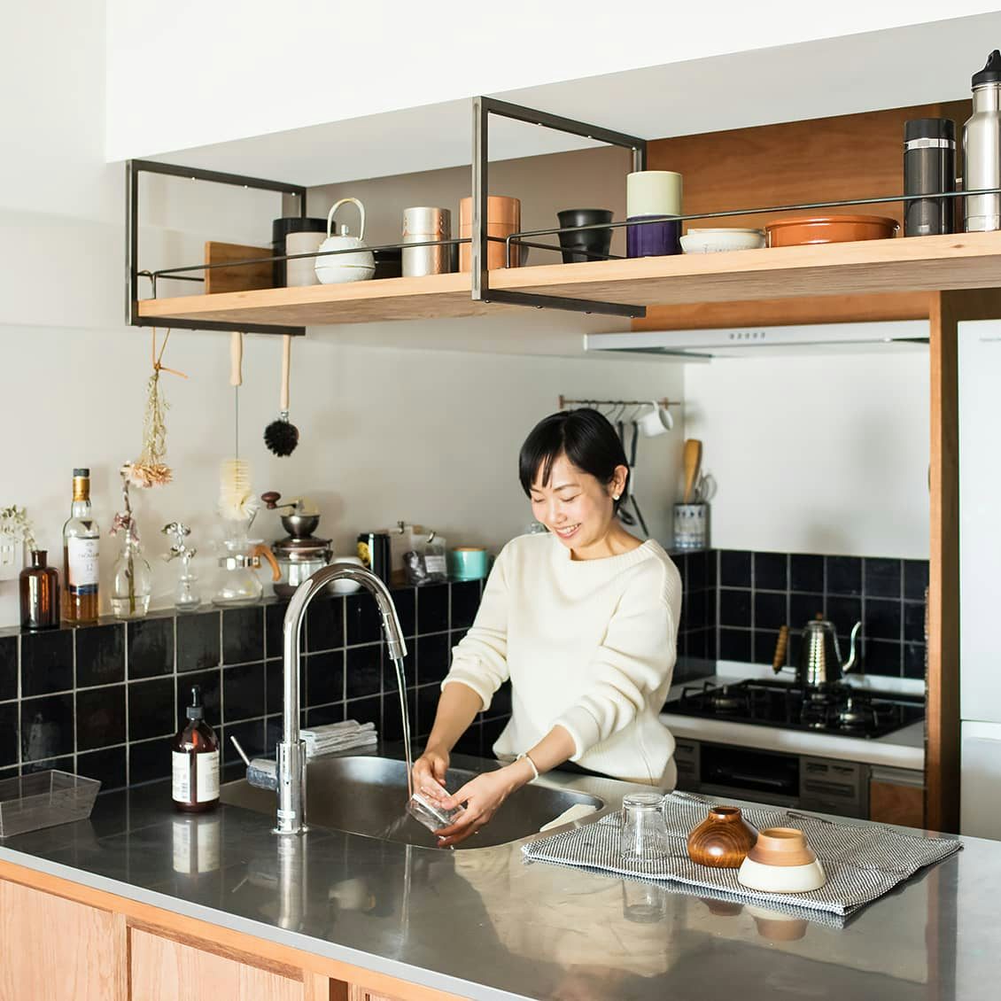 4畳の台所は壁面と天井をフル活用 造作キッチンをリノベーション 北欧 暮らしの道具店 4畳の台所は壁面と天井をフル活用 造作キッチンをリノベーション 北欧 暮らしの道具店