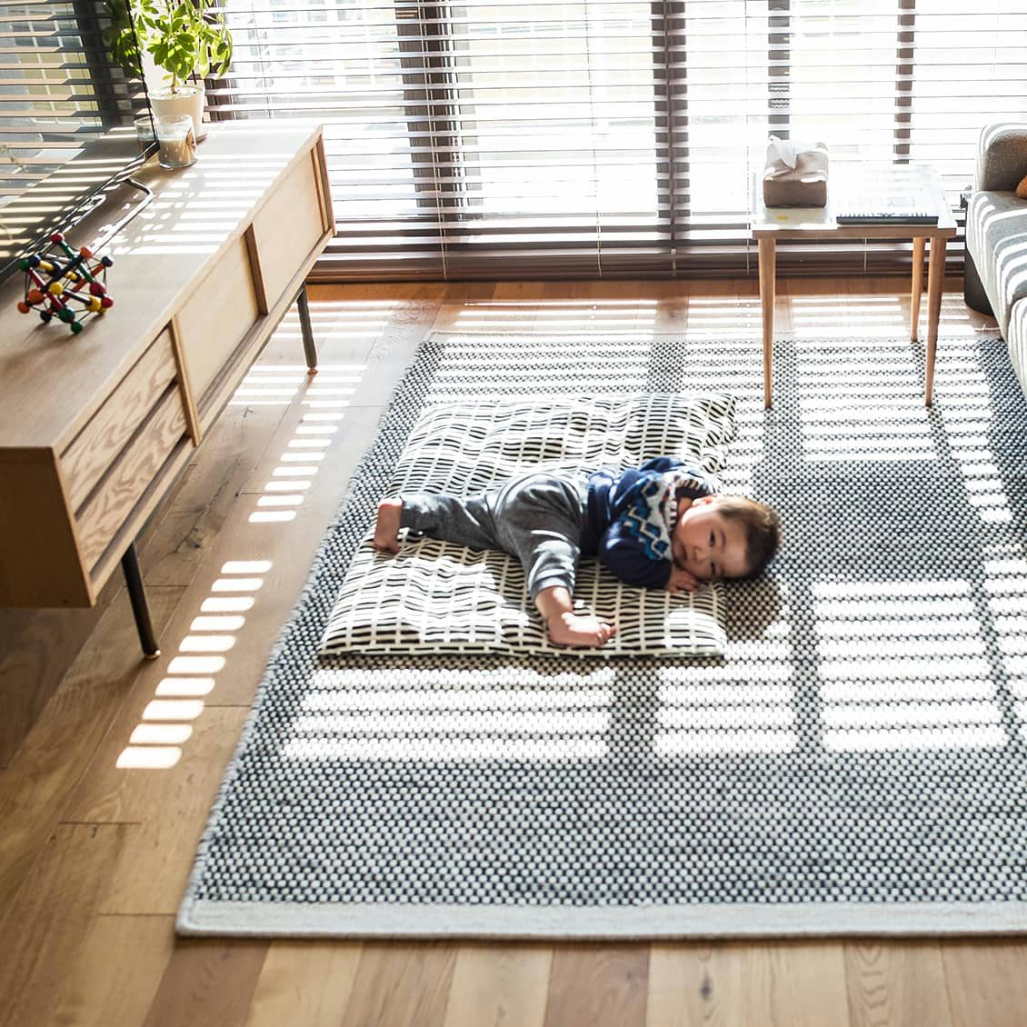 家具選びが決め手 間口が狭い縦長リビングのおしゃれなインテリア実例 北欧 暮らしの道具店 家具選びが決め手 間口が狭い縦長リビングのおしゃれなインテリア実例 北欧 暮らしの道具店