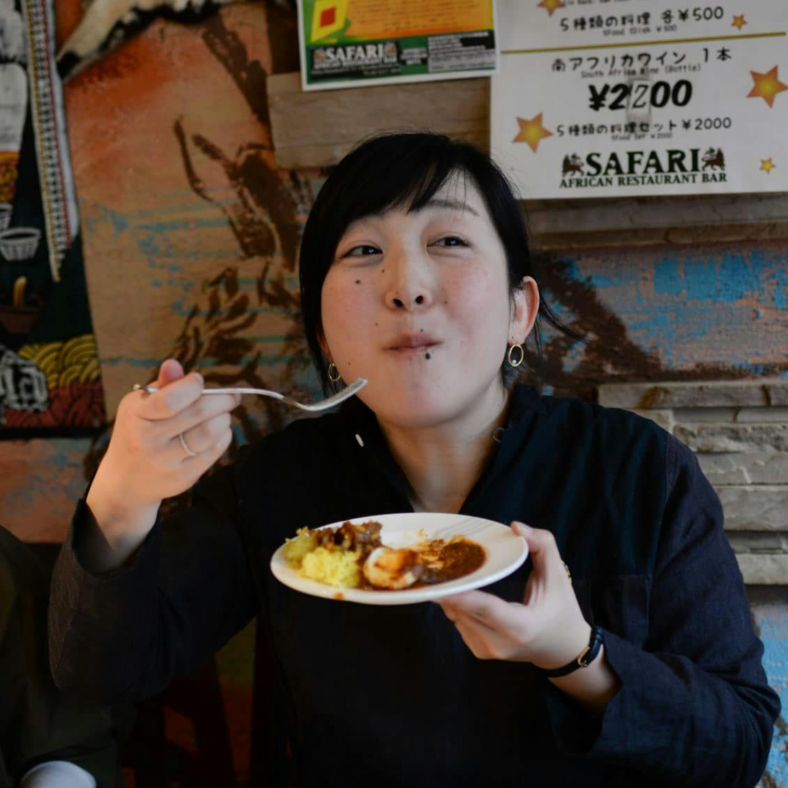 週末は世界旅行 第4回 みんなファミリー 陽気なアフリカの食卓に仲間入り 北欧 暮らしの道具店 週末は世界旅行 第4回 みんなファミリー 陽気なアフリカの食卓に仲間入り 北欧 暮らしの道具店