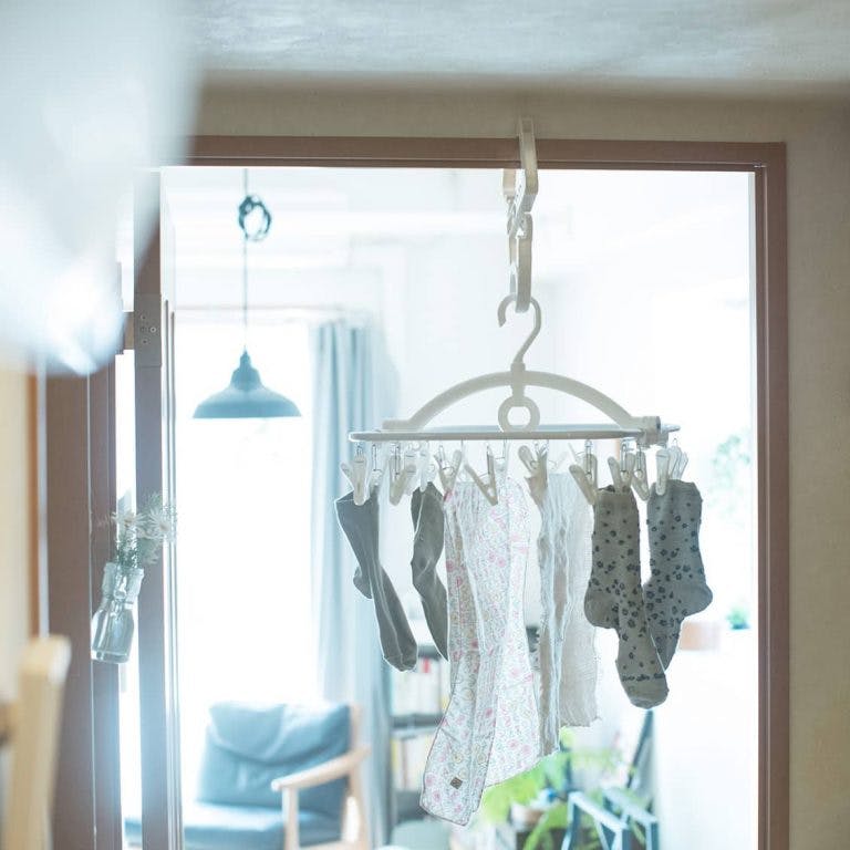 【BRAND NOTE】もうカーテンレールには干さない！ニトリを活用して「部屋干し」をすっきりと。 北欧、暮らしの道具店