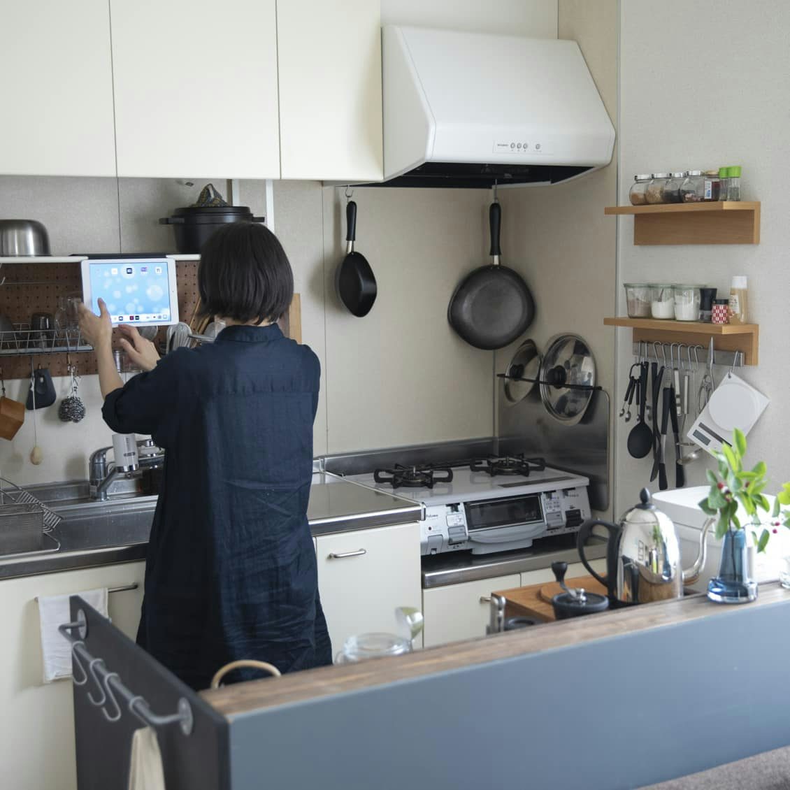 配線を隠すだけで すっきり 生活感を減らす整理収納アイデア 北欧 暮らしの道具店 配線を隠すだけで すっきり 生活感を減らす整理収納アイデア 北欧 暮らしの道具店