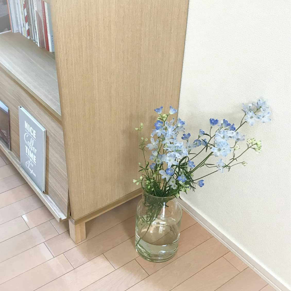 ガラスの花瓶は簡単でおしゃれ 花を活けるハードルがグッと下がる 北欧 暮らしの道具店 ガラスの花瓶は簡単でおしゃれ 花を活けるハードルがグッと下がる 北欧 暮らしの道具店