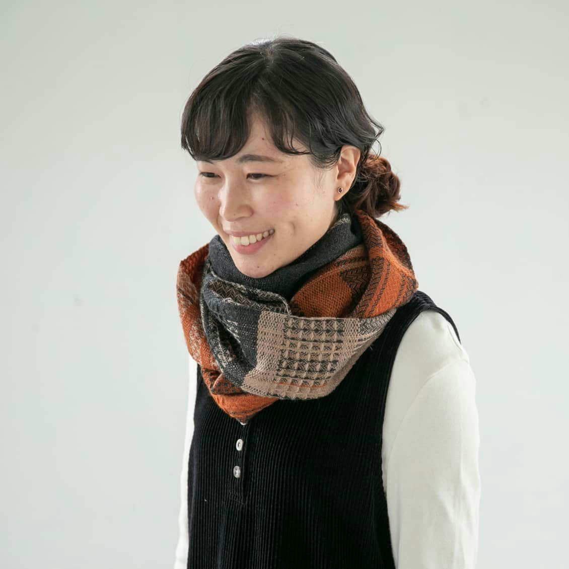 着用レビュー 髪型別のアレンジ方法も Kobo Orizaの マフラー を3名のスタッフが巻いてみました 北欧 暮らしの道具店 着用レビュー 髪型別のアレンジ方法も Kobo Orizaの マフラー を3名のスタッフが巻いてみました 北欧 暮らしの道具店