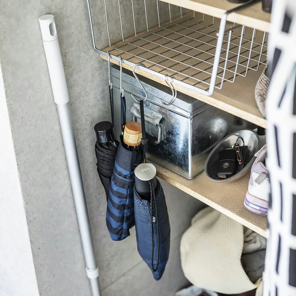 玄関の棚をおしゃれに 飾り棚と傘立てのスッキリ収納アイデア 北欧 暮らしの道具店 玄関の棚をおしゃれに 飾り棚と傘立てのスッキリ収納アイデア 北欧 暮らしの道具店
