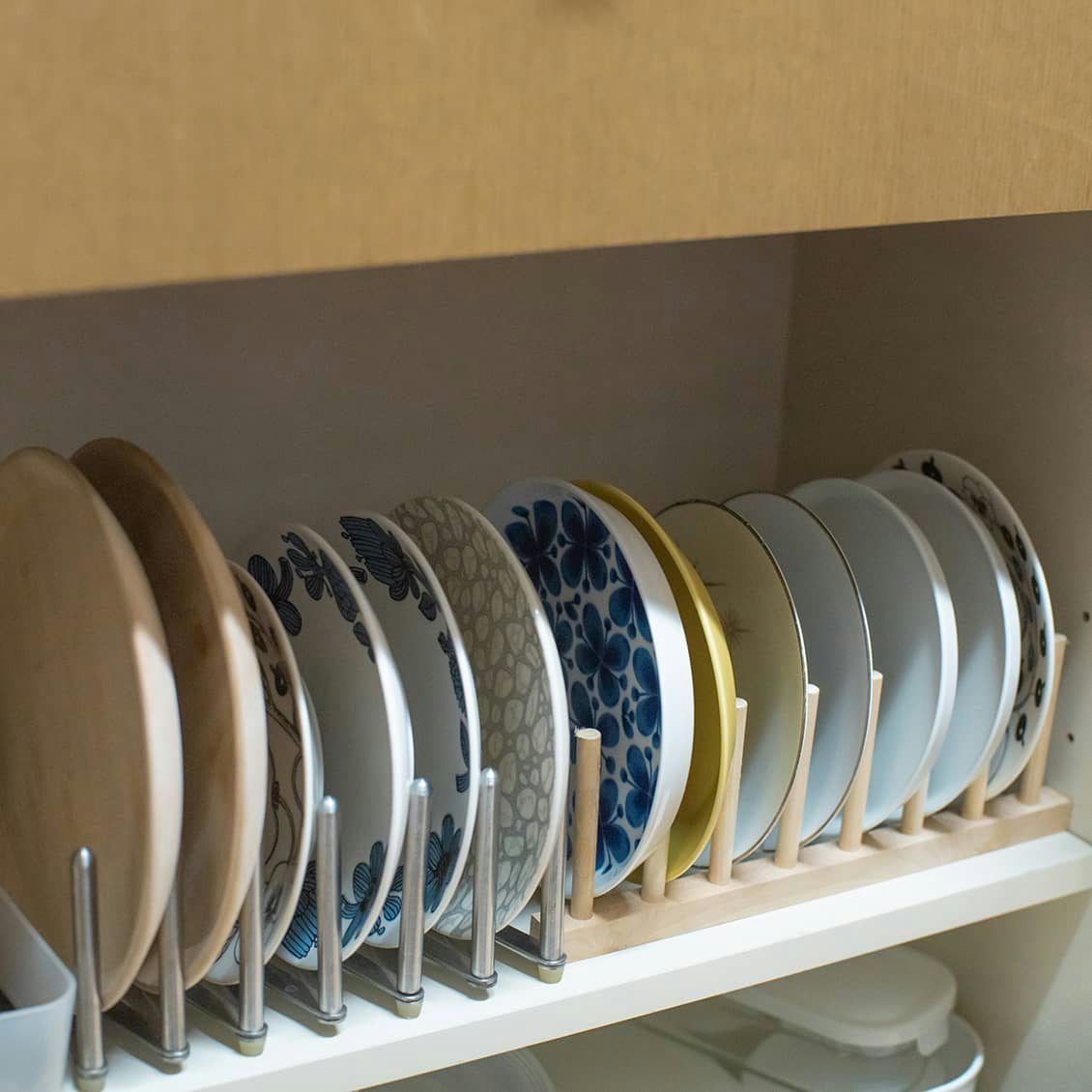 お皿収納は食器収納ラックを カゴや100均アイテムを使うには 北欧 暮らしの道具店 お皿収納は食器収納ラックを カゴや100均アイテムを使うには 北欧 暮らしの道具店