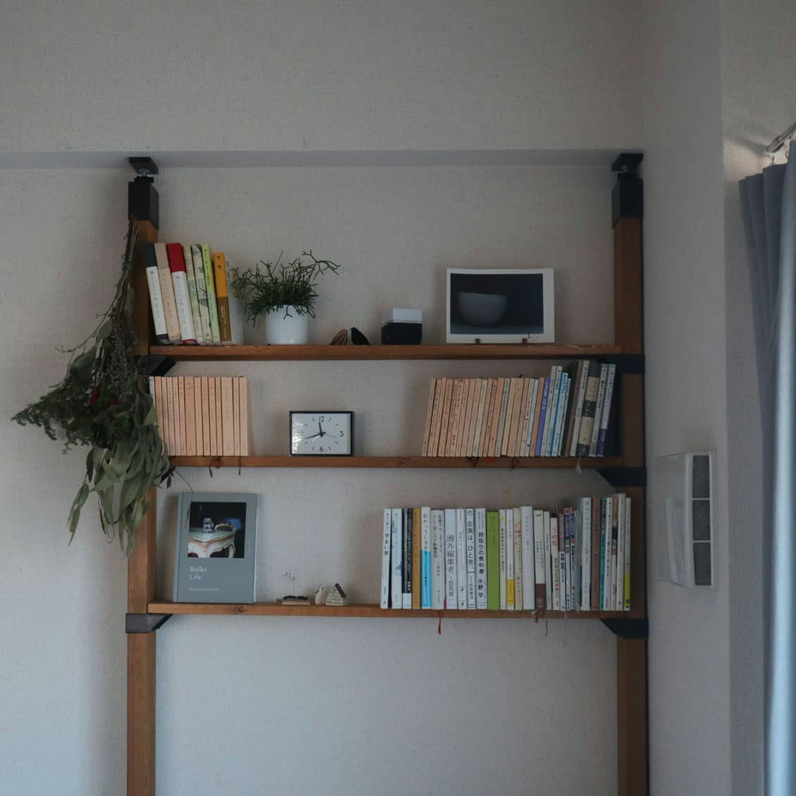 一人暮らしの狭い部屋も 本棚のレイアウトが上手くアイテム 北欧 暮らしの道具店