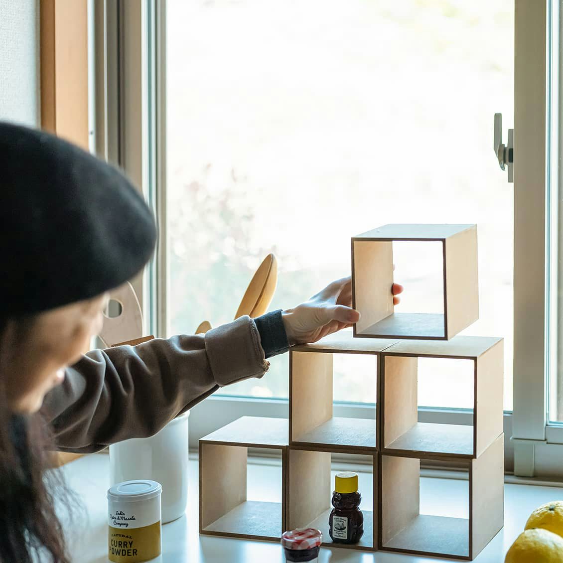 出窓を収納にしたい 棚を作って活用 プロに聞く簡単diyって 北欧 暮らしの道具店 出窓を収納にしたい 棚を作って活用 プロに聞く簡単diyって 北欧 暮らしの道具店