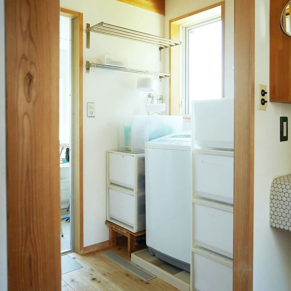 洗面所の隙間収納は棚と引き出し使いが大事 洗面台の収納アイデア 北欧 暮らしの道具店