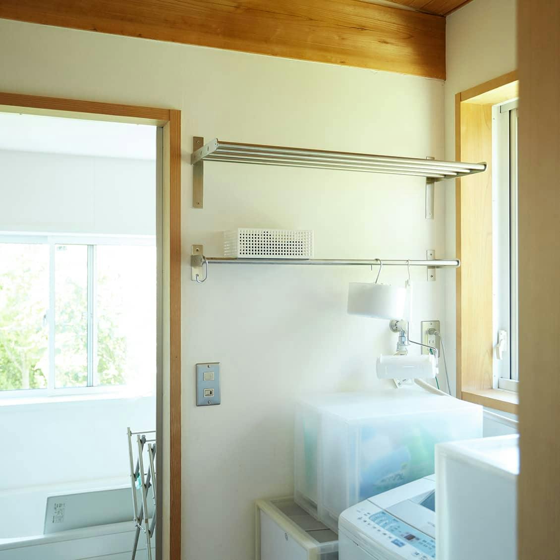 洗面所の隙間収納は棚と引き出し使いが大事 洗面台の収納アイデア 北欧 暮らしの道具店