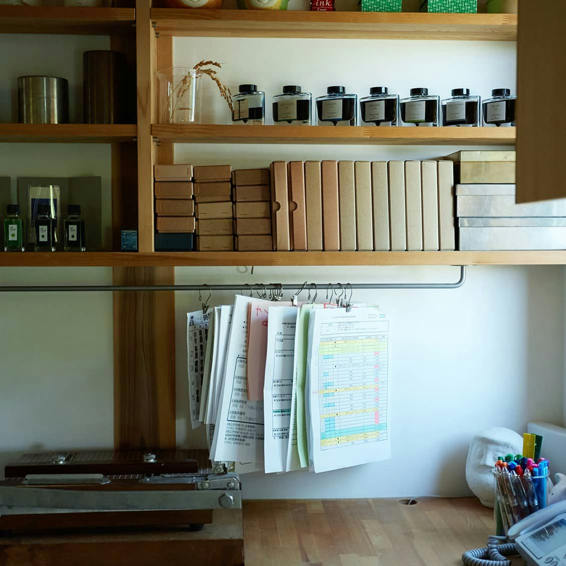 隙間を使って書類収納をdiy 家具やフックで叶える収納術 北欧 暮らしの道具店