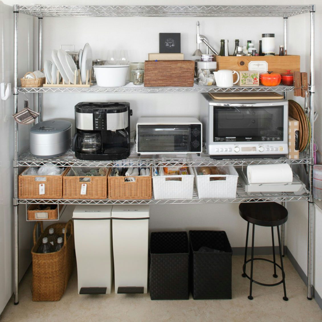 スチールラックがキッチンでは便利！食器棚など収納アイデア例 - 北欧、暮らしの道具店