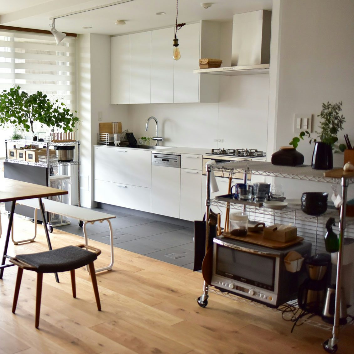 スチールラックがキッチンでは便利 食器棚など収納アイデア例 北欧 暮らしの道具店