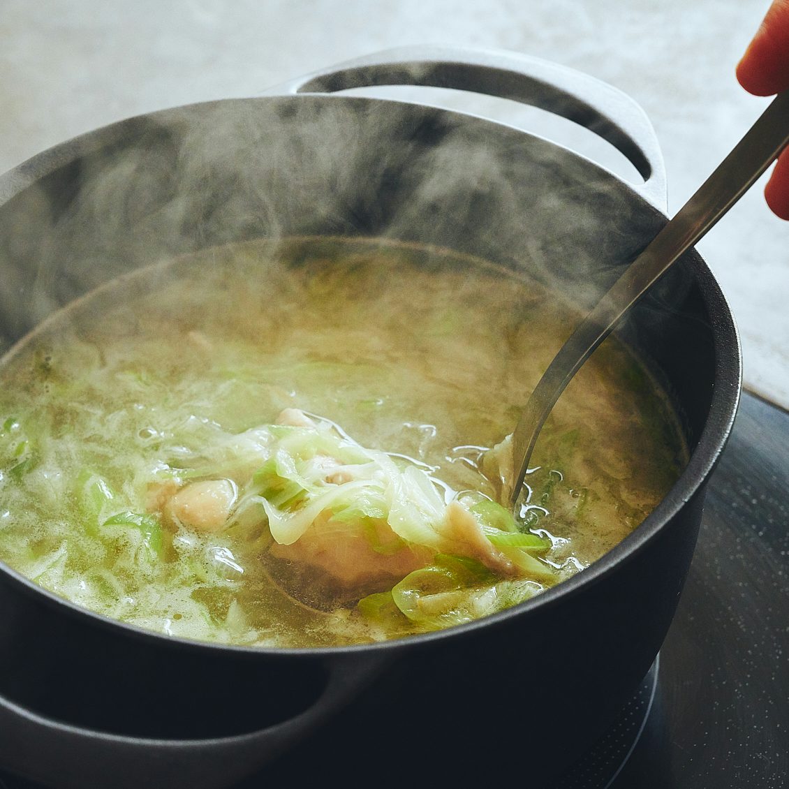 ストックできる冷凍スープ 第2話 うどんにかけても 長ねぎたっぷり 体ぽかぽかスープを作り置き 北欧 暮らしの道具店