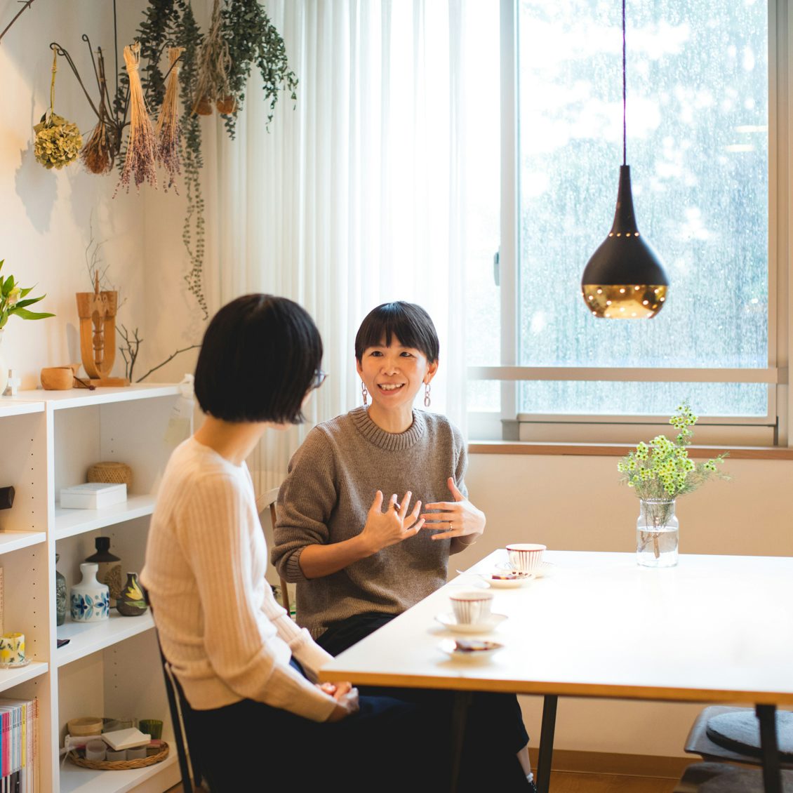 佐藤友子 土門蘭の なんとか暮らしてます インテリア編 前編 インテリアは 自分との対話 北欧 暮らしの道具店 佐藤友子 土門蘭の なんとか暮らしてます インテリア編 前編 インテリアは 自分との対話 北欧 暮らしの道具店