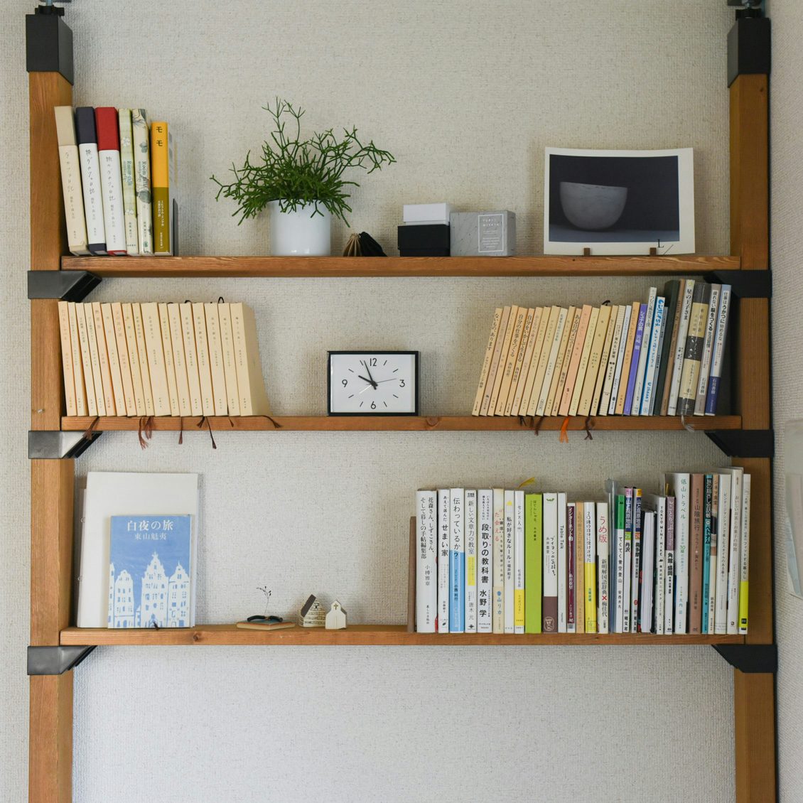 一人暮らし部屋の本棚インテリアって Diyやレイアウトで理想を叶えるアイデア 北欧 暮らしの道具店