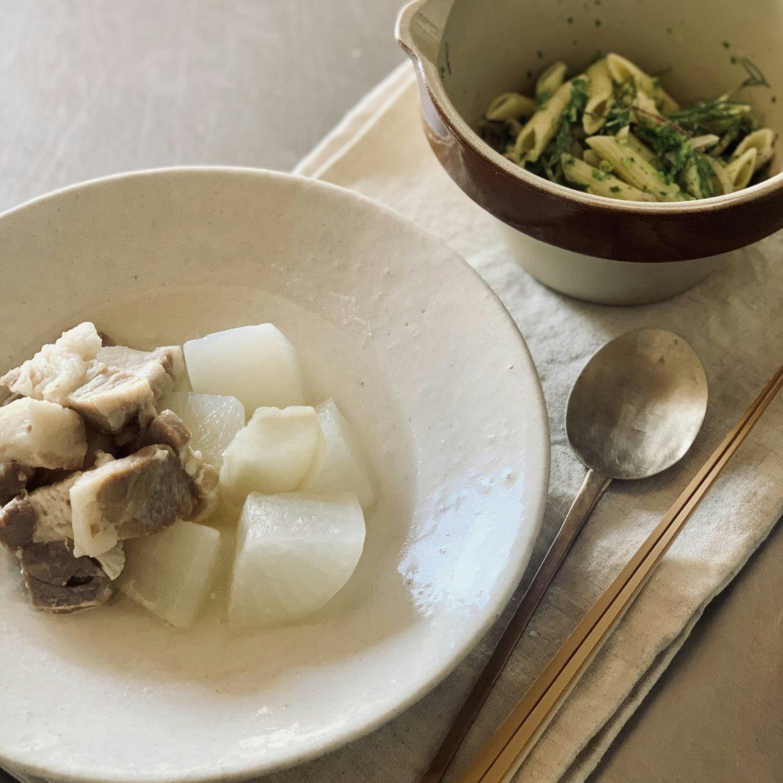 【クラシコムの社員食堂】冬と春のたのしい掛け合わせ。塩豚と大根のあっさり煮と、菜の花ペンネサラダ