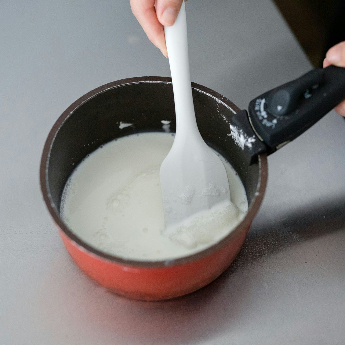 寝る前15分の初級おやつ 材料は片栗粉 牛乳 砂糖だけ みずみずしい 癒しのミルクもち 北欧 暮らしの道具店 寝る前15分の初級おやつ 材料は片栗粉 牛乳 砂糖だけ みずみずしい 癒しのミルクもち 北欧 暮らしの道具店