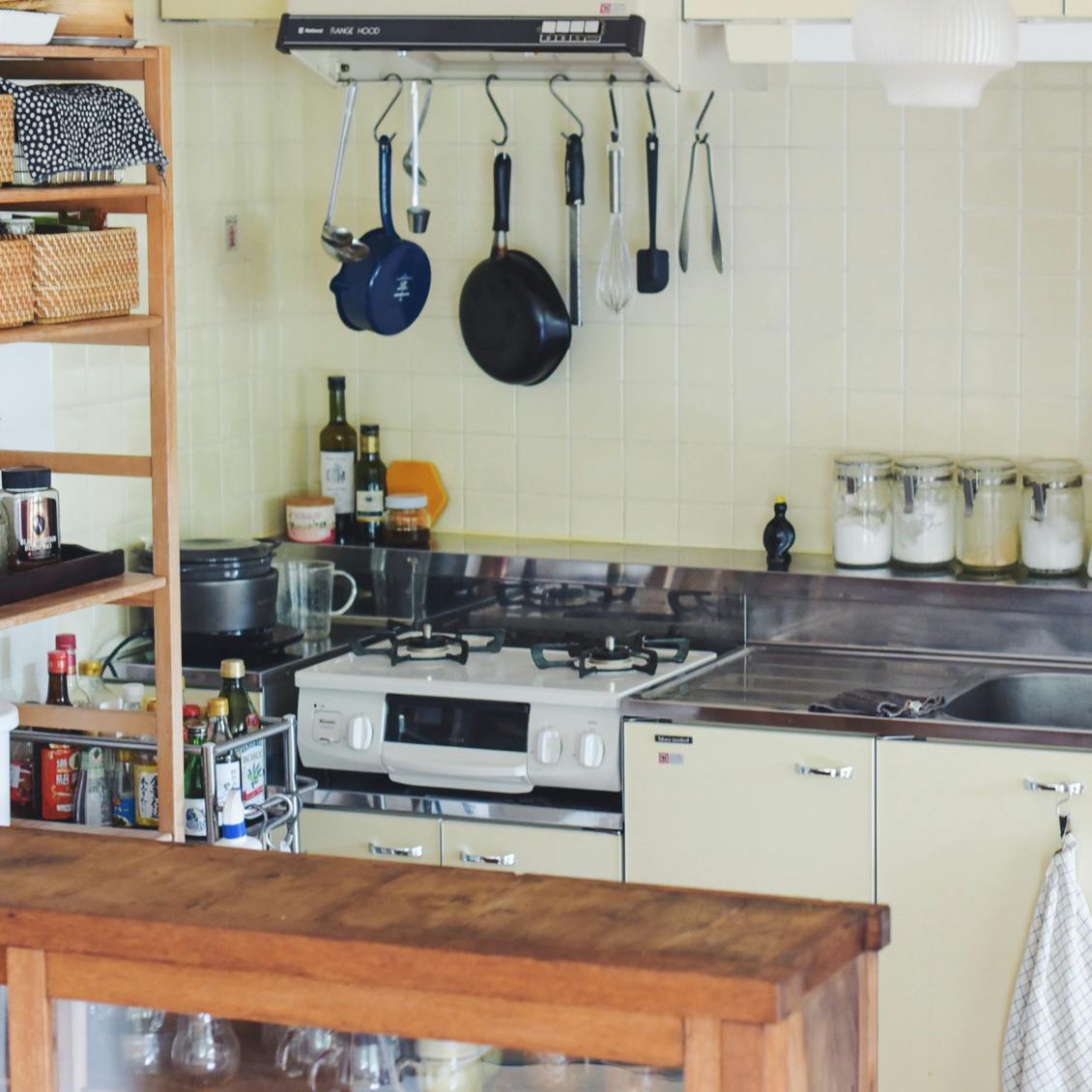 リンナイの白いガスコンロ「ホワロ」でおしゃれな台所の景色を - 北欧、暮らしの道具店