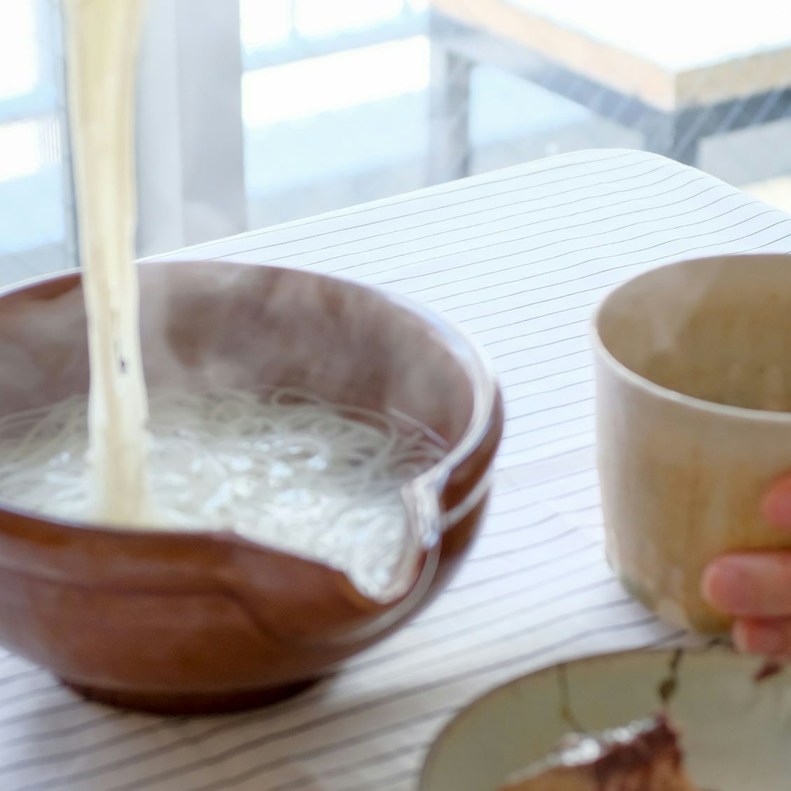 ひと味違う 夏そうめん 第2話 サバ缶があればok 冷えた身体を温める ひっぱりうどん風そうめん 北欧 暮らしの道具店 ひと味違う 夏そうめん 第2話 サバ缶があればok 冷えた身体を温める ひっぱりうどん風そうめん 北欧 暮らしの道具店