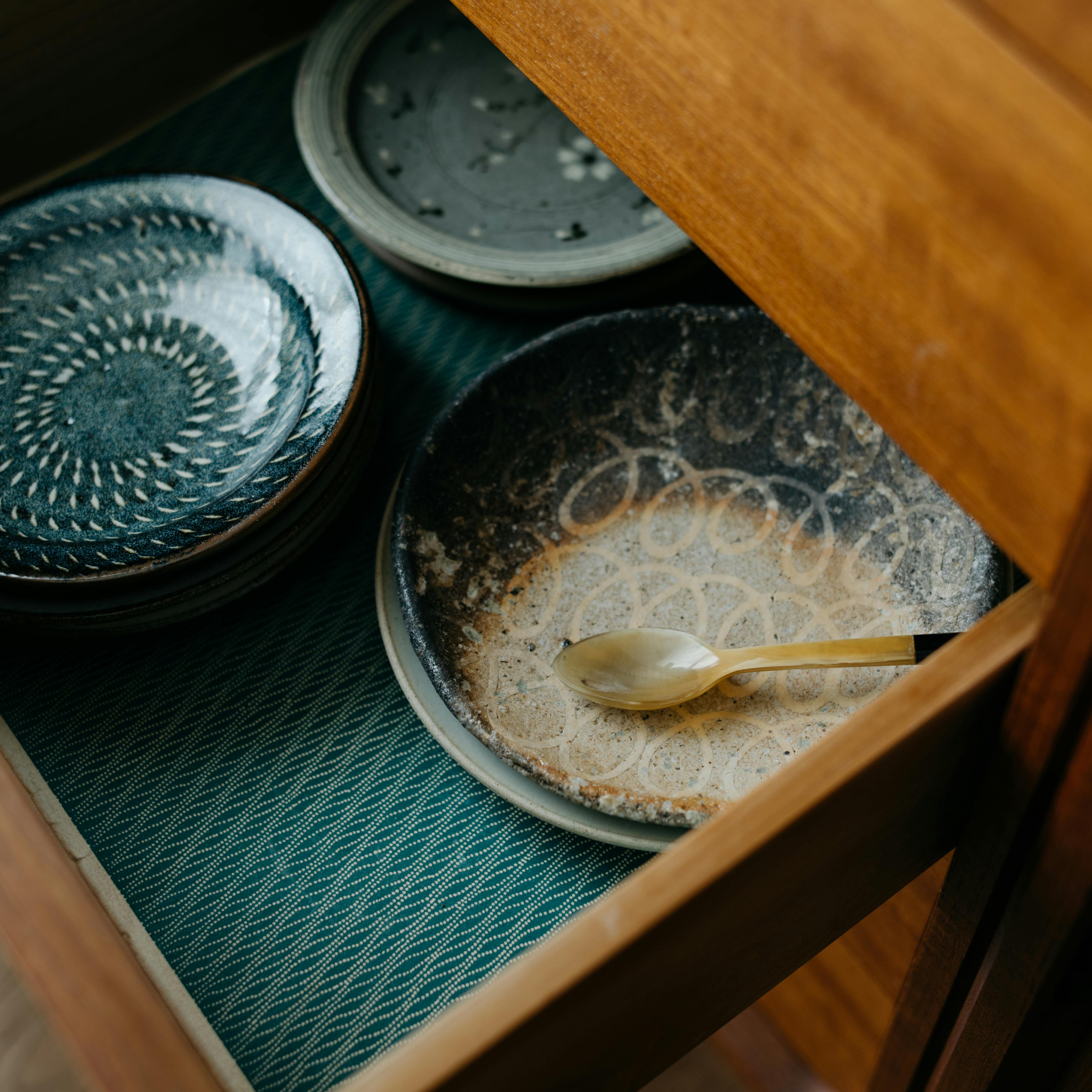 【365日、模様替え】第4話：まる見えの洗濯機は、DIYで家具気分。食器棚に和紙を敷いたら？ 北欧、暮らしの道具店