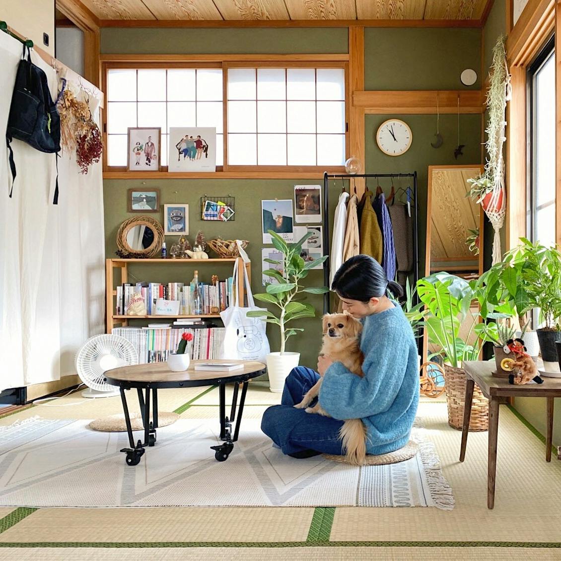 あの人のバッグ グッズもノベルティも 自分がワクワクするものを 自由にとけ込ませたバッグの中身 Tomoさん 北欧 暮らしの道具店