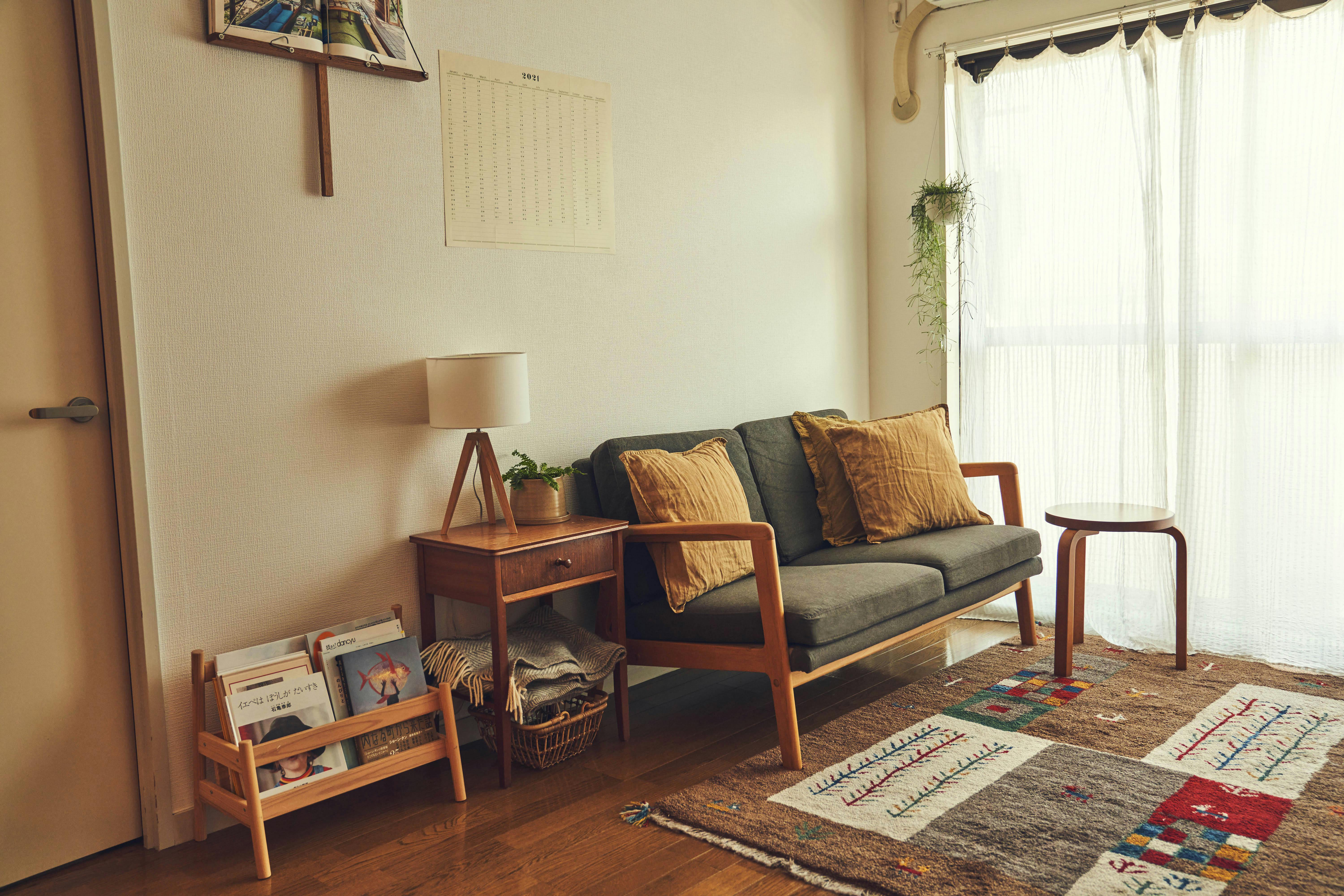 MOMO NATURALのソファで「居心地いい空間」を叶えたスタッフ2名の部屋