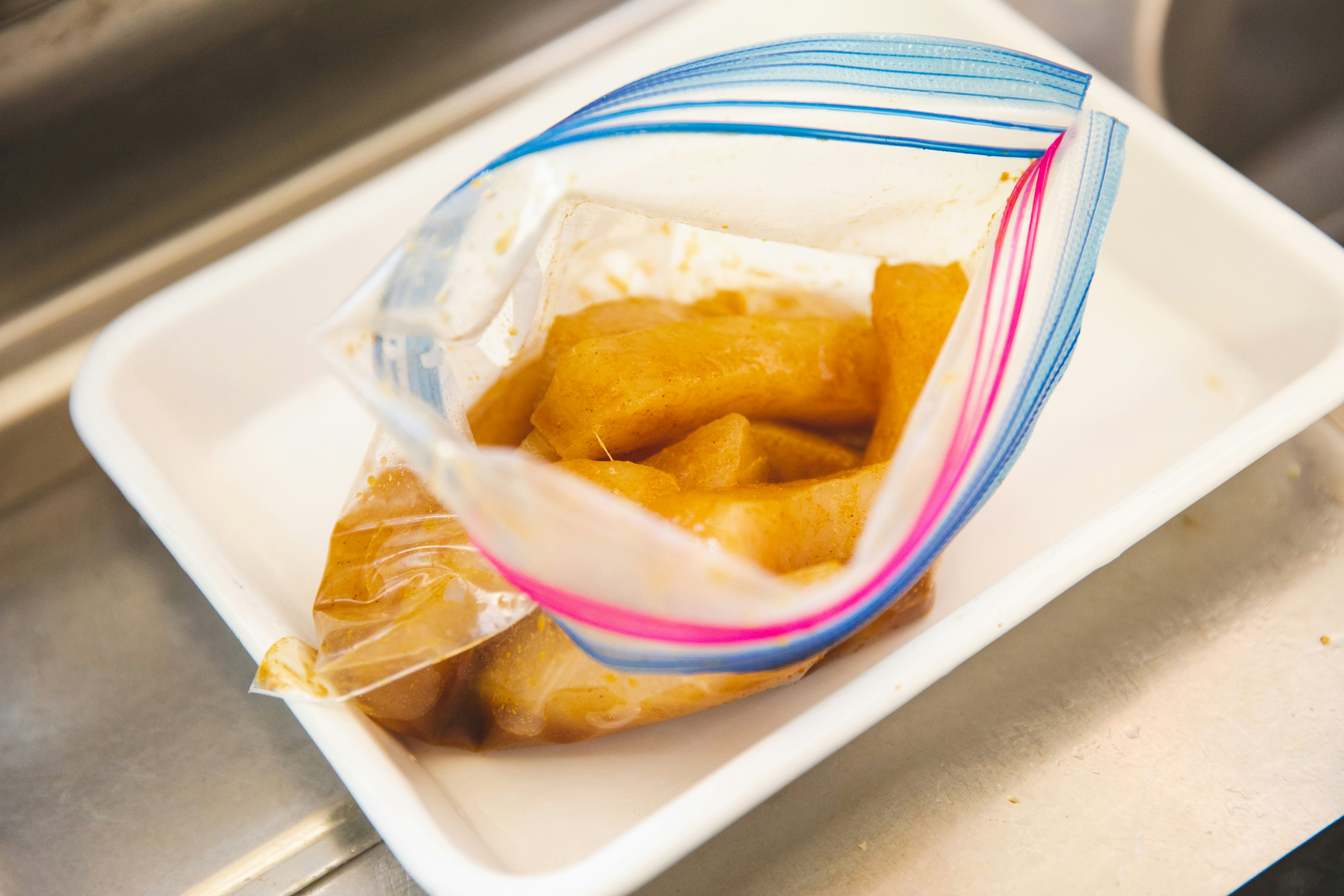 疲れた日こそ 食べたい魚 第3話 野菜と炒めて大皿へ みんな大好き カジキのカレー醤油漬け 北欧 暮らしの道具店 疲れた日こそ 食べたい魚 第3話 野菜と炒めて大皿へ みんな大好き カジキのカレー醤油漬け 北欧 暮らしの道具店