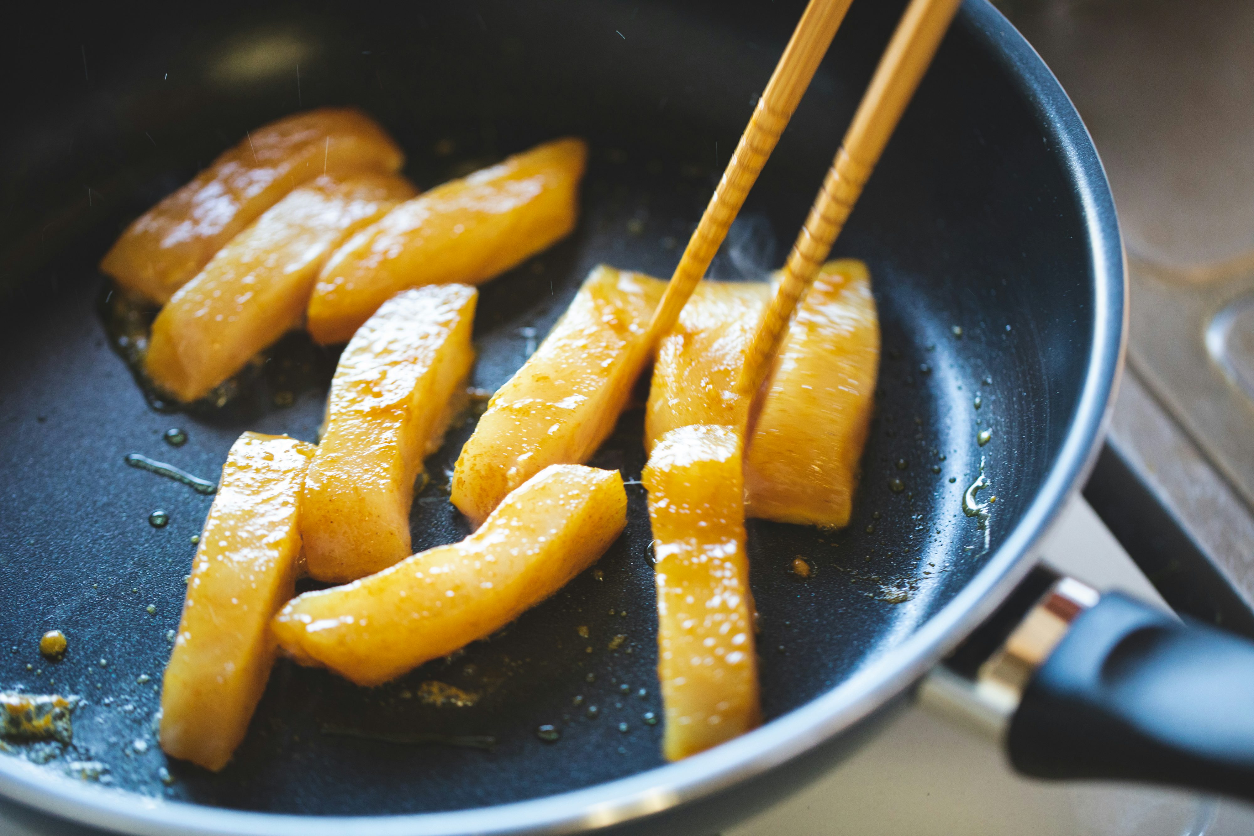 疲れた日こそ 食べたい魚 第3話 野菜と炒めて大皿へ みんな大好き カジキのカレー醤油漬け 北欧 暮らしの道具店 疲れた日こそ 食べたい魚 第3話 野菜と炒めて大皿へ みんな大好き カジキのカレー醤油漬け 北欧 暮らしの道具店