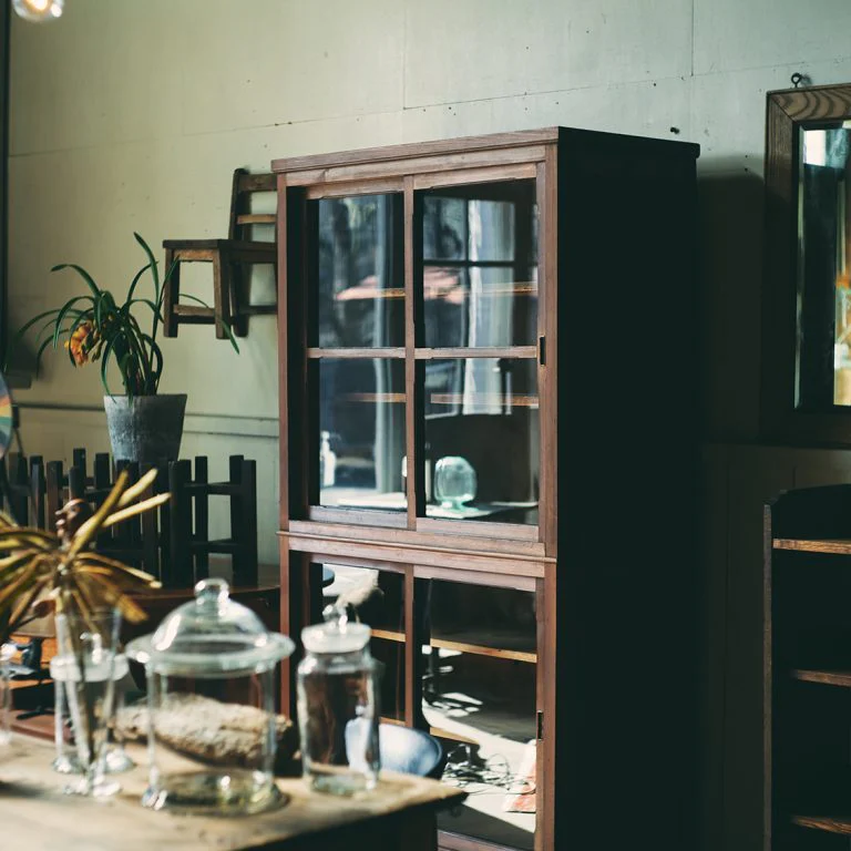 【インテリアの楽しみ方】第1話：古道具を素敵に取り入れてみたい。「REFACTORY antiques」を訪ねました。 - 北欧、暮らしの道具店