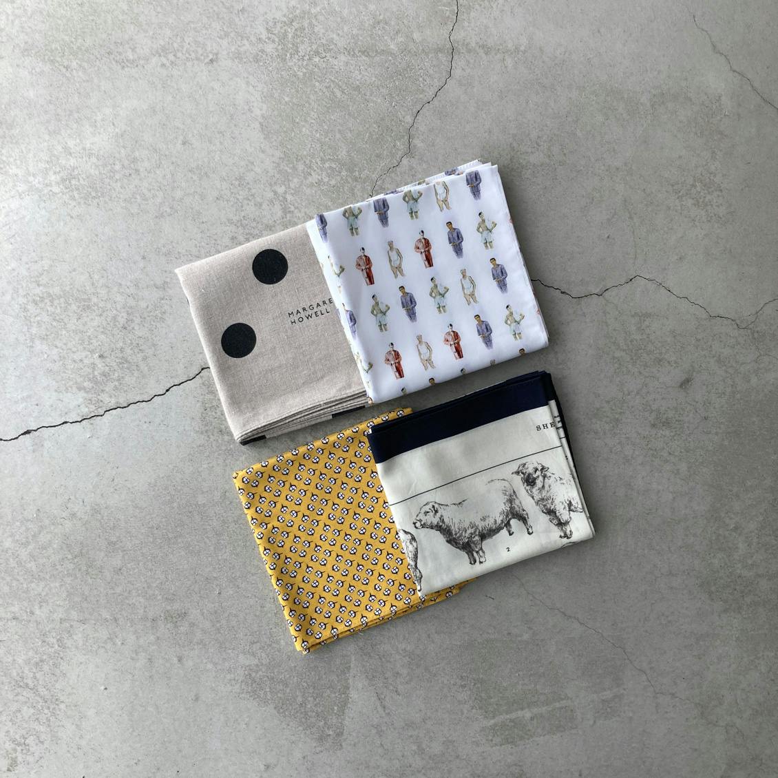 あの人のバッグ】おしゃれなハンカチ1枚が、モノクロコーデに