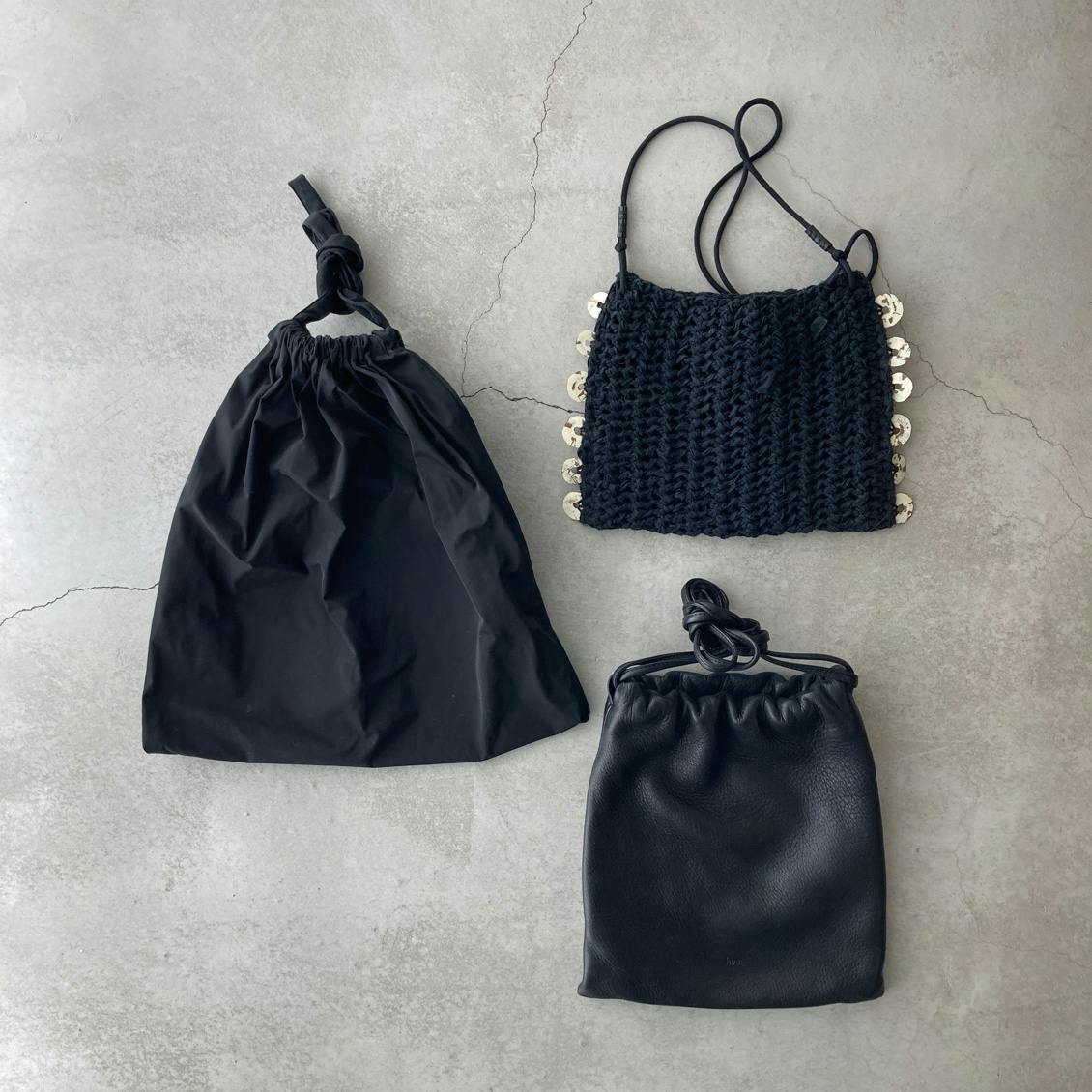 あの人のバッグ】おしゃれなハンカチ1枚が、モノクロコーデに