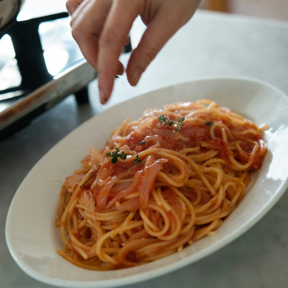 フライパンひとつで作る 第1話 新玉ねぎとトマトソースのパスタ 北欧 暮らしの道具店 フライパンひとつで作る 第1話 新玉ねぎとトマトソースのパスタ 北欧 暮らしの道具店