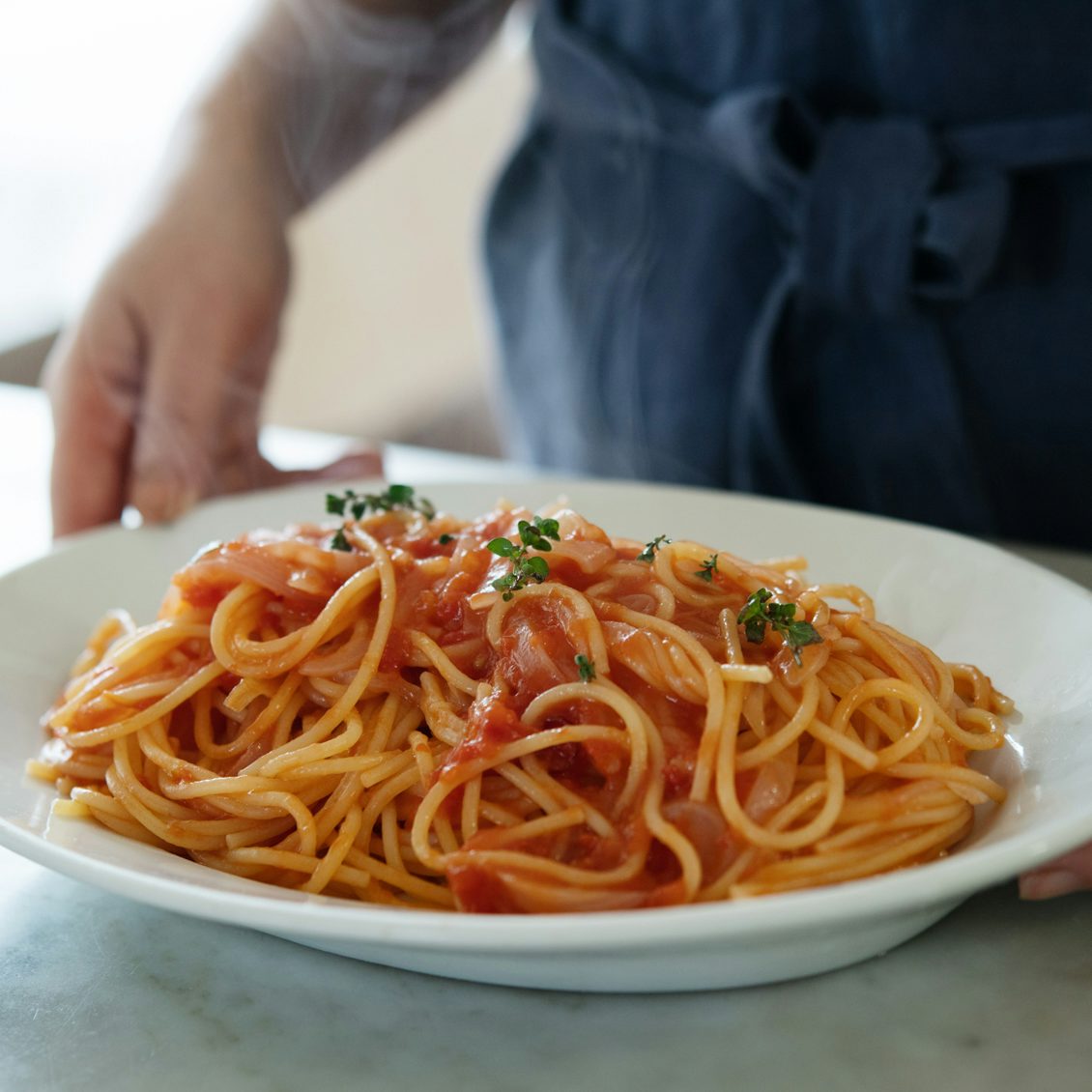フライパンひとつで作る 第1話 新玉ねぎとトマトソースのパスタ 北欧 暮らしの道具店 フライパンひとつで作る 第1話 新玉ねぎとトマトソースのパスタ 北欧 暮らしの道具店
