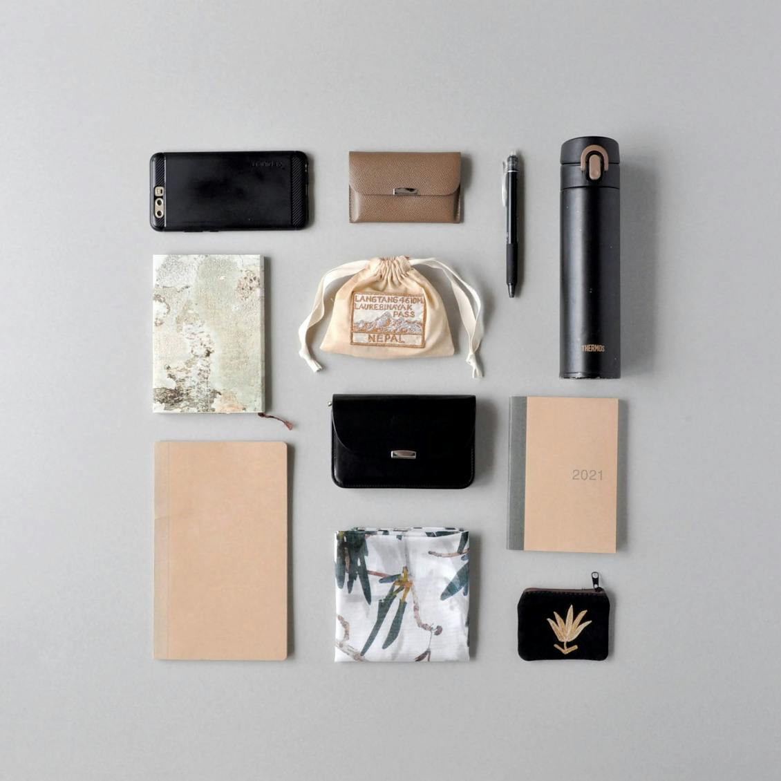 あの人のバッグ】山岳収集家の「普段」と「登山」のマストアイテムって