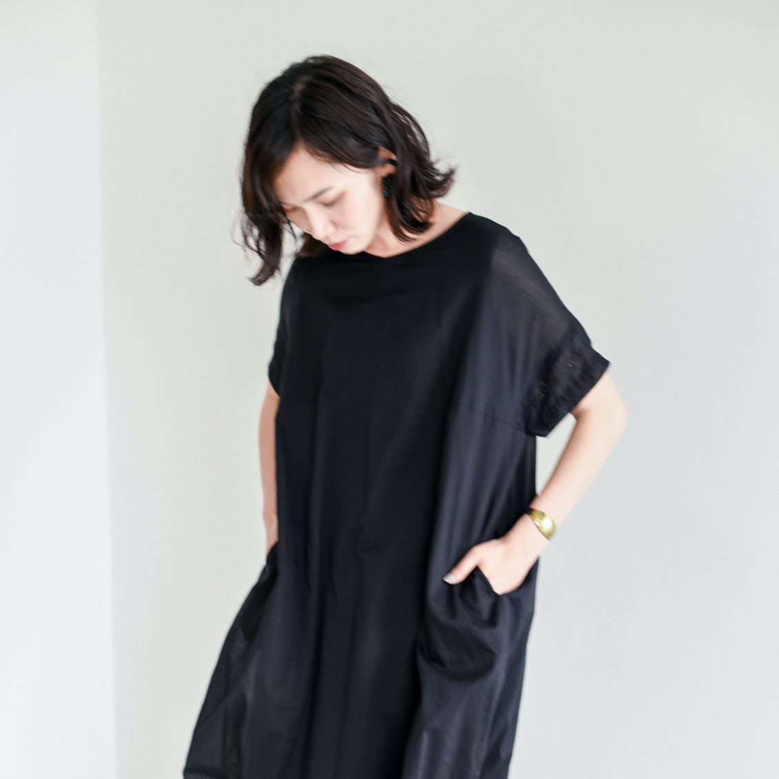 着用レビュー 袖口刺繍のvネックワンピースを3名のスタッフが着てみました 北欧 暮らしの道具店 着用レビュー 袖口刺繍のvネックワンピースを3名のスタッフが着てみました 北欧 暮らしの道具店