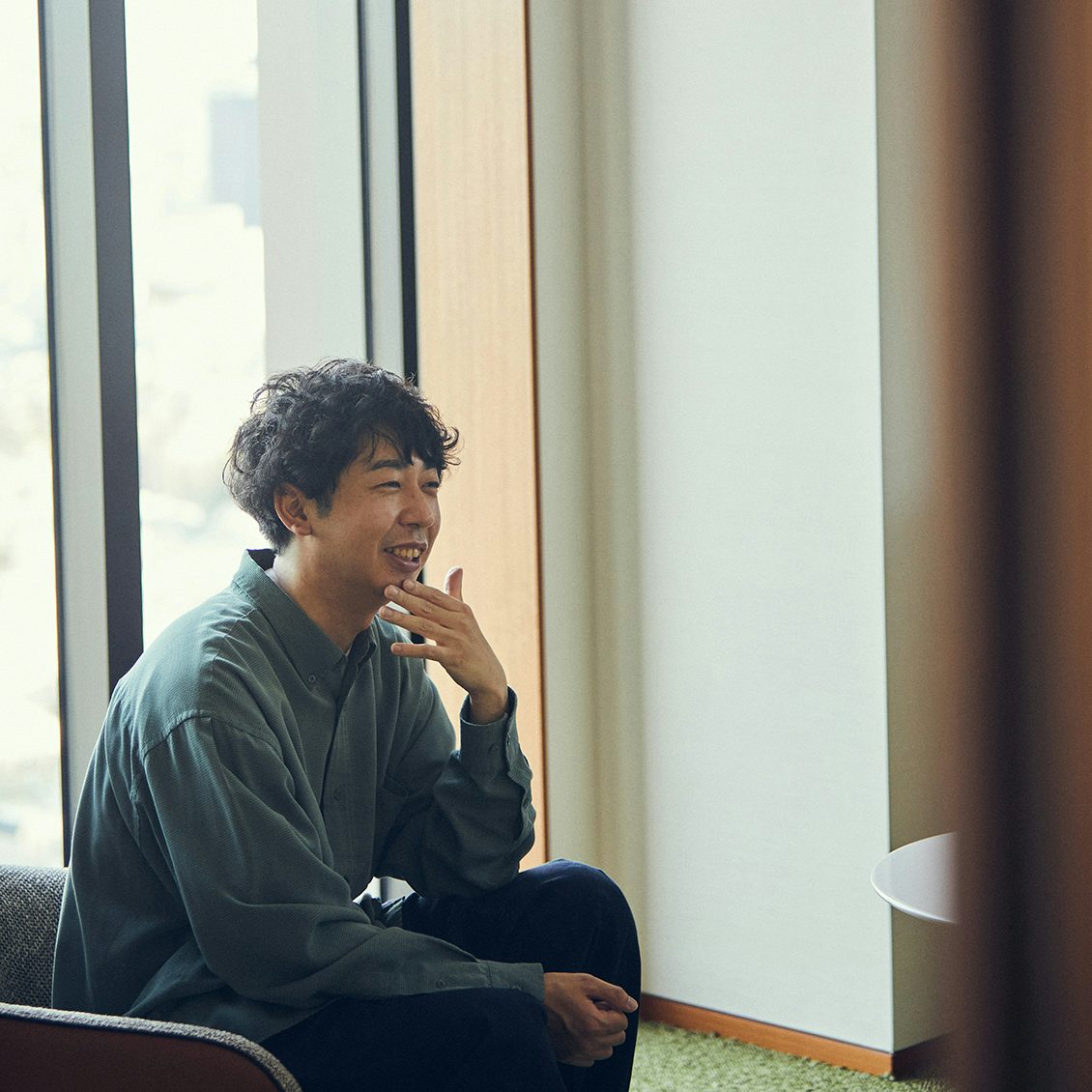 サラリーマンから ラップに映画 紆余曲折の映画監督 青葉家のテーブル 松本壮史監督 北欧 暮らしの道具店 サラリーマンから ラップに映画 紆余曲折の映画監督 青葉家のテーブル 松本壮史監督 北欧 暮らしの道具店