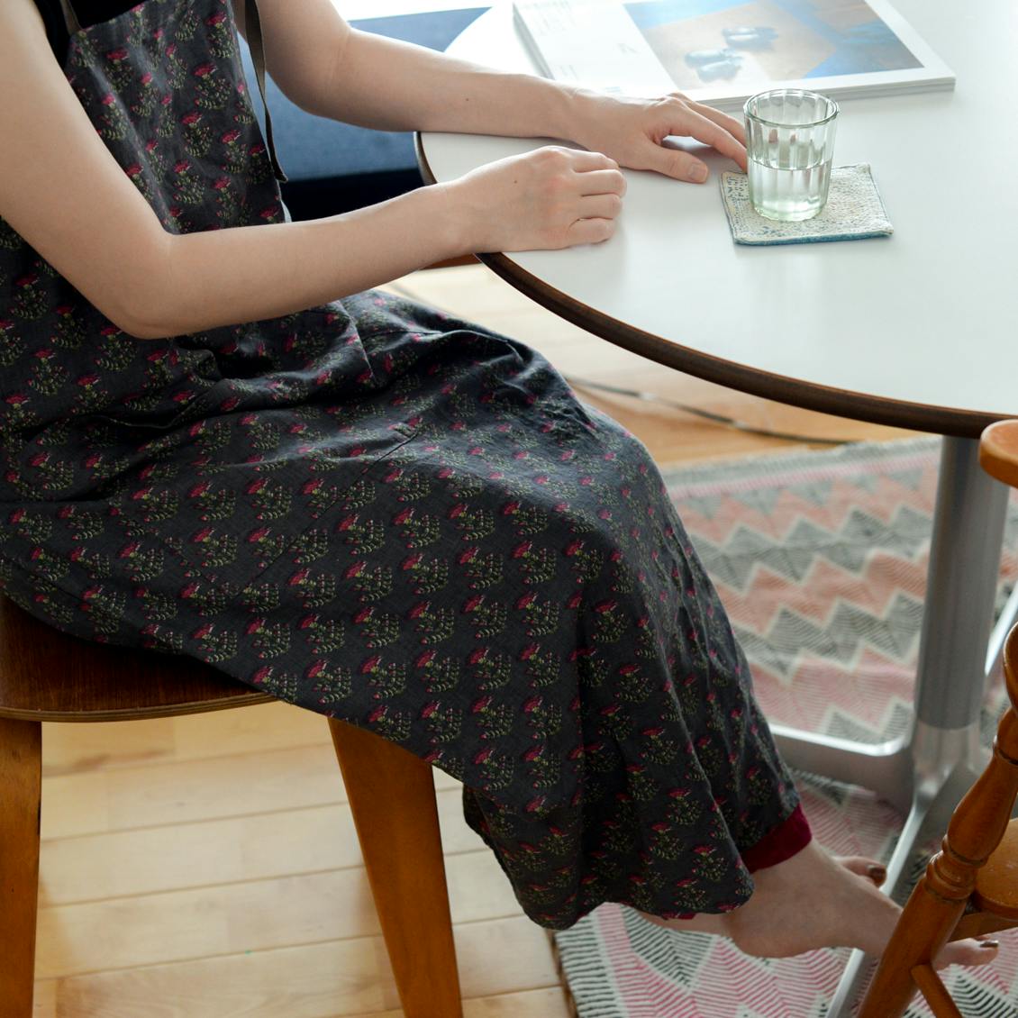 青葉家のあのアイテムを】前編：「家事がはかどるエプロンワンピース