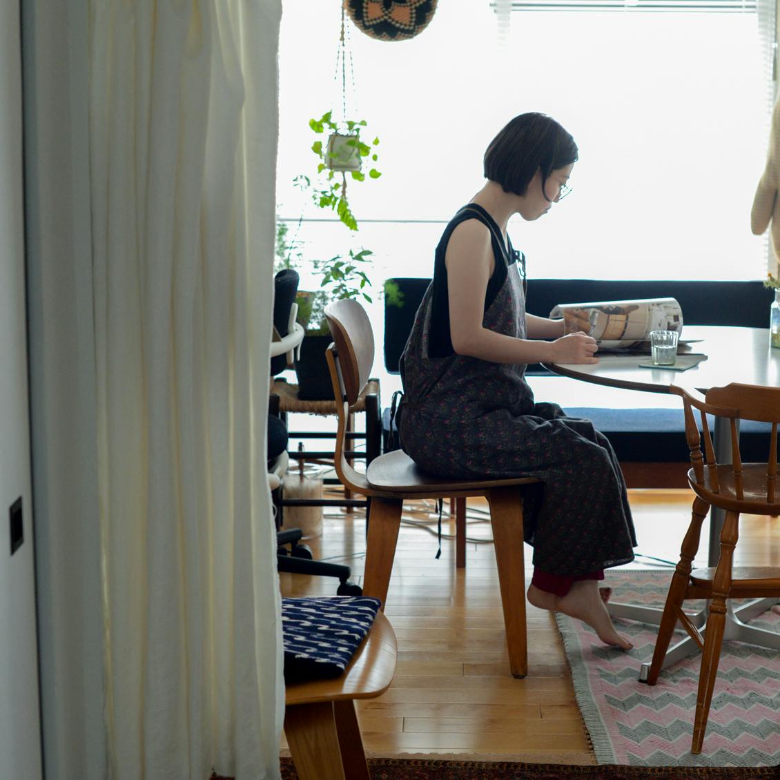 青葉家のあのアイテムを】前編：「家事がはかどるエプロンワンピース