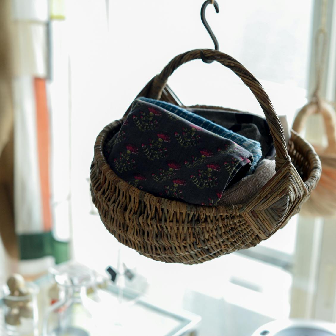 青葉家のあのアイテムを】前編：「家事がはかどるエプロンワンピース