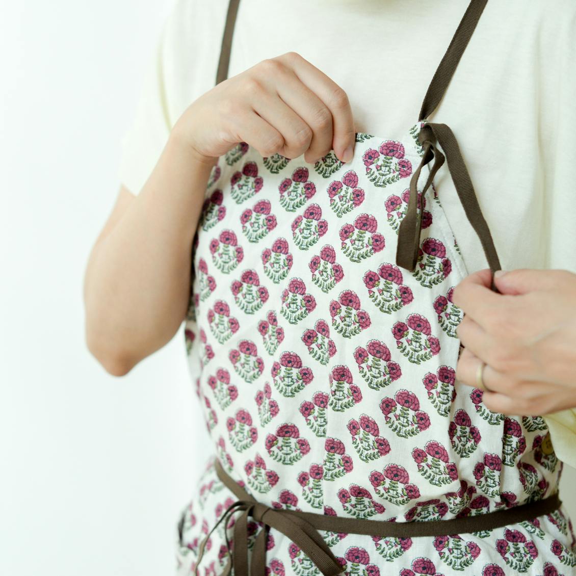 青葉家のあのアイテムを】前編：「家事がはかどるエプロンワンピース