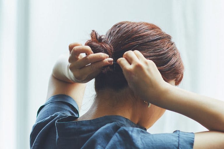 【マイナス3度の過ごし方】02：伸ばしかけの髪の毛も、10秒あれば素敵なアップスタイルに 北欧、暮らしの道具店