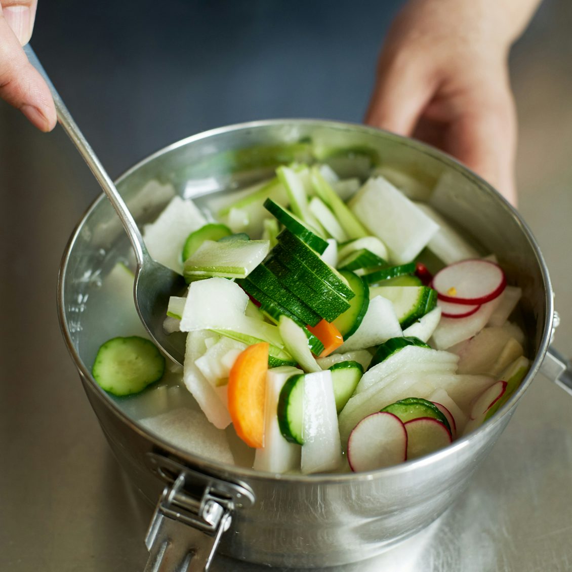 はじめての漬物 第1話 米のとぎ汁で簡単手作り お腹も整う夏野菜の 水キムチ 北欧 暮らしの道具店