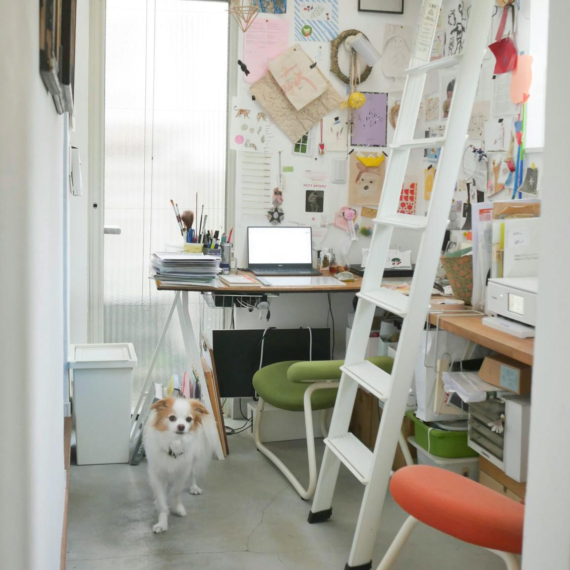 あの人のデスク事情】仕事のスイッチは「香水」。イラストレーターの