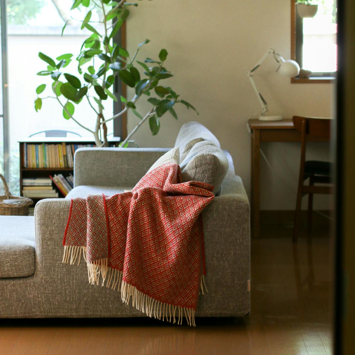 スタッフ宅の冬じたく】ポルトガル生まれのブランケット、どの色を選ぶ